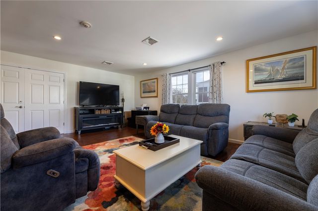 14 Clinton Avenue 3, Jamestown, RI 02835