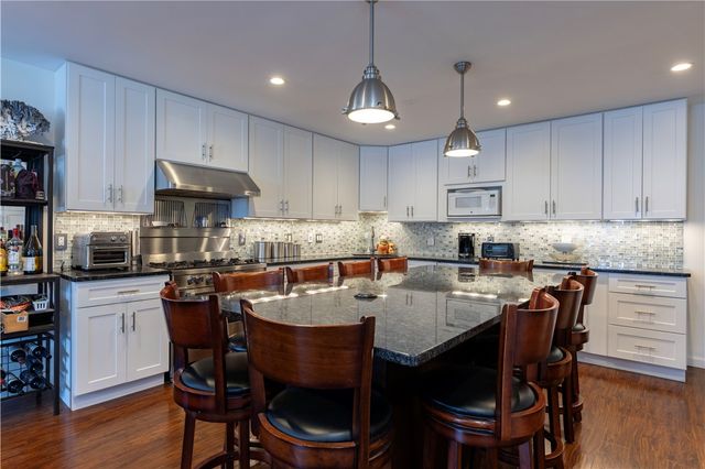 14 Clinton Avenue 3, Jamestown, RI 02835