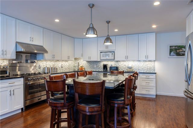 14 Clinton Avenue 3, Jamestown, RI 02835