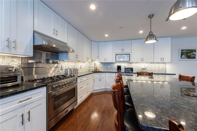 14 Clinton Avenue 3, Jamestown, RI 02835