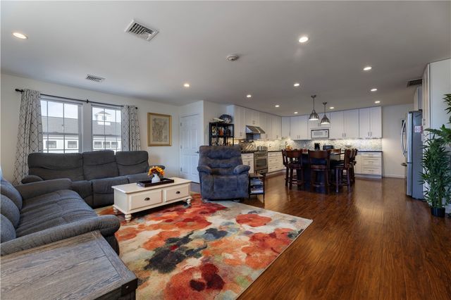 14 Clinton Avenue 3, Jamestown, RI 02835