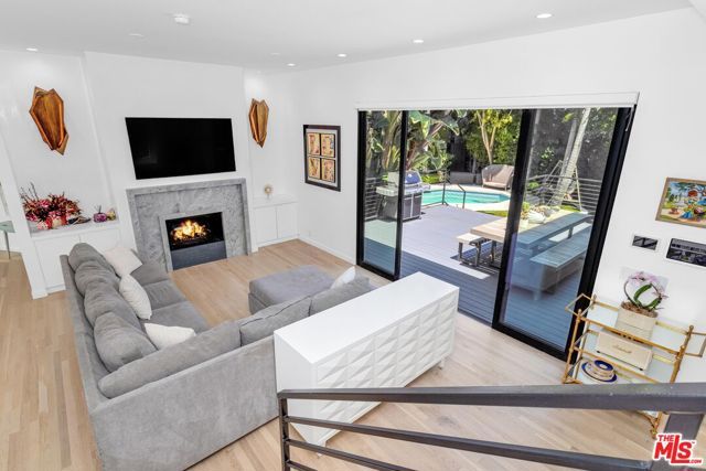 8516 Franklin Avenue, Los Angeles, CA 90069