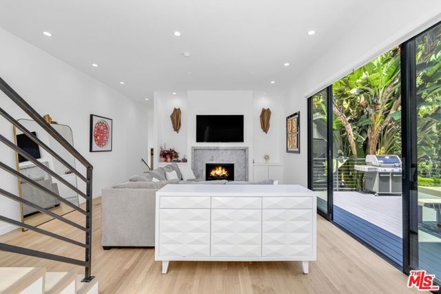 8516 Franklin Avenue, Los Angeles, CA 90069
