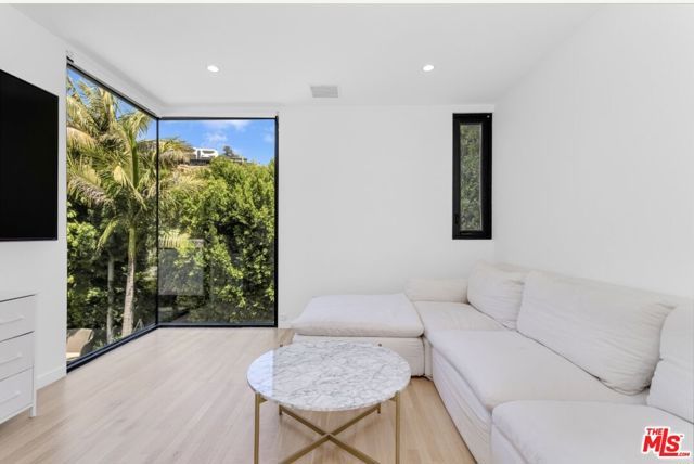8516 Franklin Avenue, Los Angeles, CA 90069