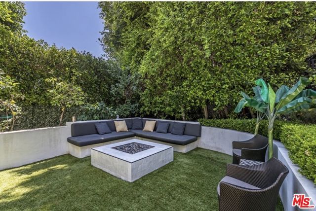 8516 Franklin Avenue, Los Angeles, CA 90069