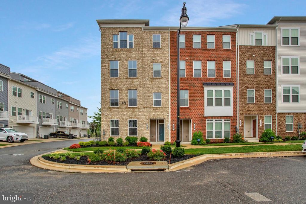 100 LAWNDALE DR, Bowie, MD 20716