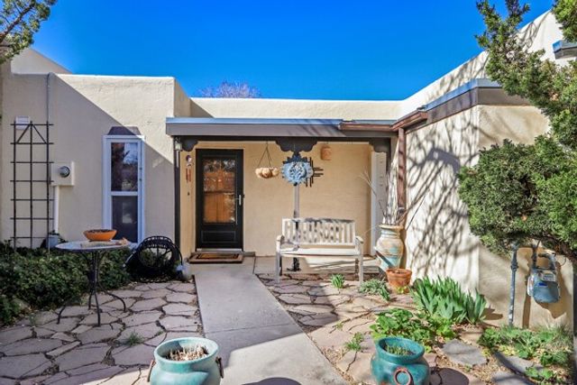 3256 Calle De Molina, Santa Fe, NM 87507