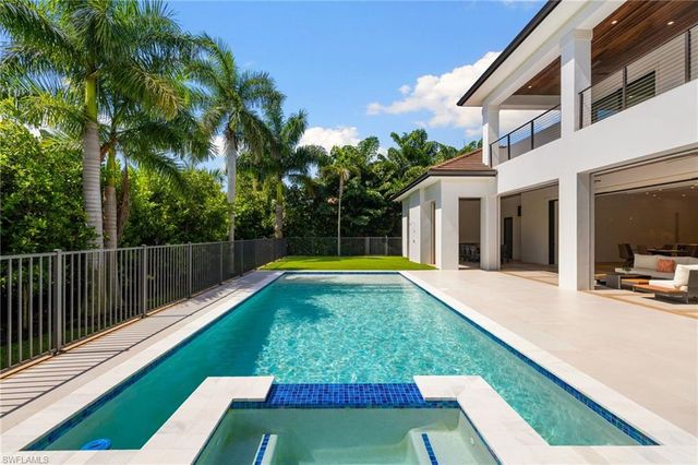 3280 Crayton RD, Naples, FL 34103