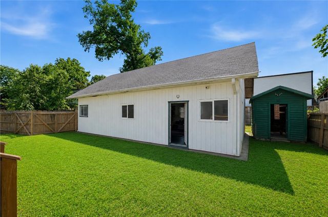 407 NW B Street, Bentonville, AR 72712
