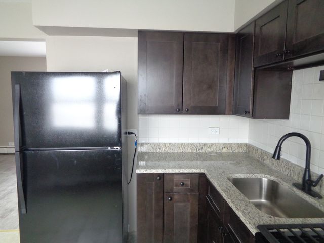 7323 W 79th Street B, Bridgeview, IL 60455