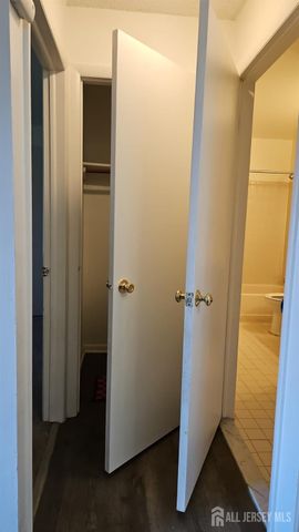 909 ravens crest Drive E, Plainsboro, NJ 08536