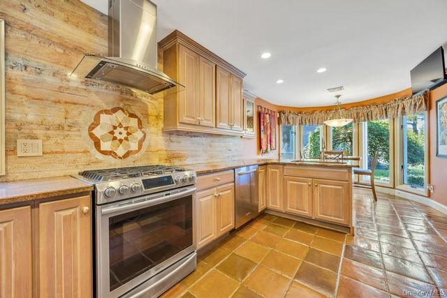 12 Kristin Lane, Hauppauge, NY 11788