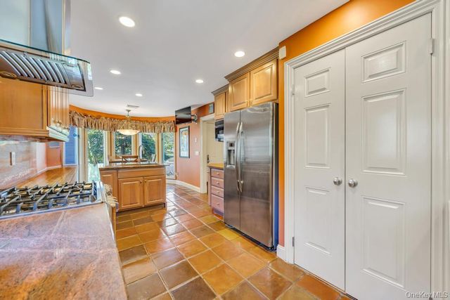 12 Kristin Lane, Hauppauge, NY 11788