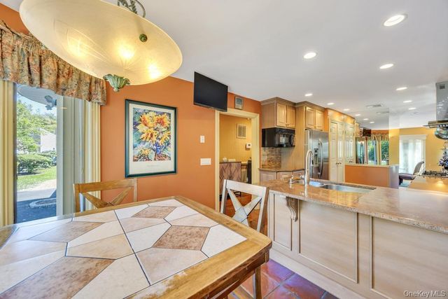 12 Kristin Lane, Hauppauge, NY 11788