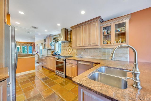 12 Kristin Lane, Hauppauge, NY 11788