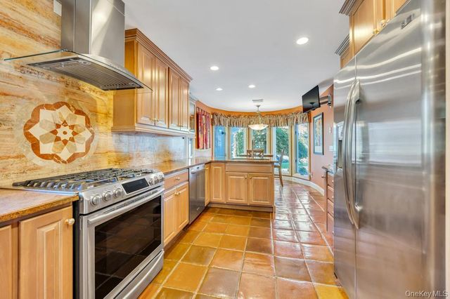 12 Kristin Lane, Hauppauge, NY 11788