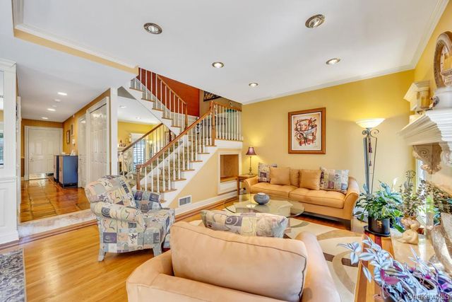 12 Kristin Lane, Hauppauge, NY 11788