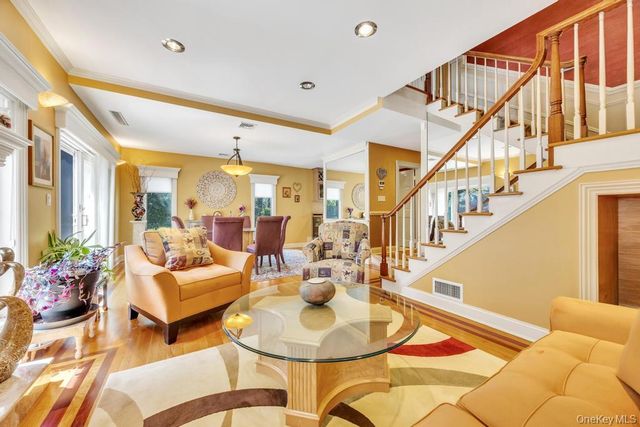 12 Kristin Lane, Hauppauge, NY 11788