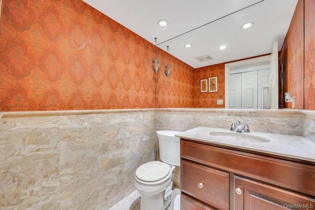 12 Kristin Lane, Hauppauge, NY 11788