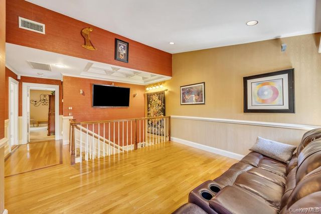 12 Kristin Lane, Hauppauge, NY 11788
