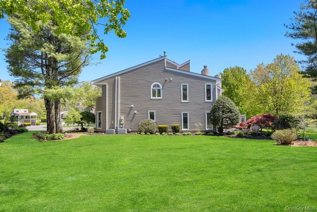 12 Kristin Lane, Hauppauge, NY 11788