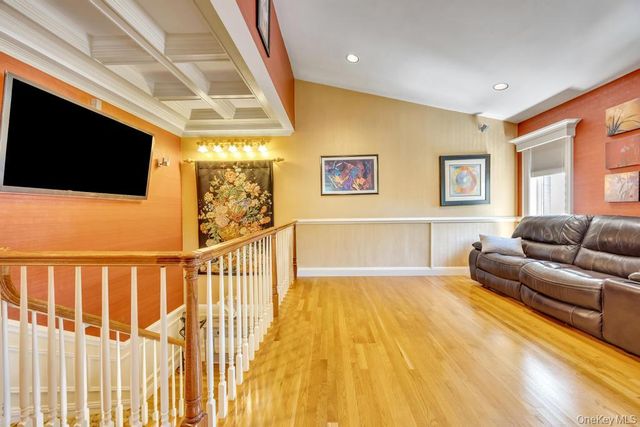 12 Kristin Lane, Hauppauge, NY 11788