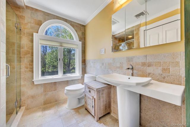 12 Kristin Lane, Hauppauge, NY 11788