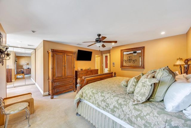 12 Kristin Lane, Hauppauge, NY 11788