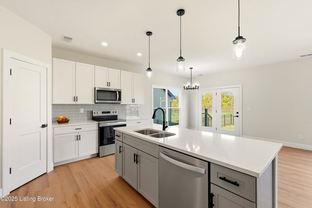 1160 Greens Dr, Simpsonville, KY 40067