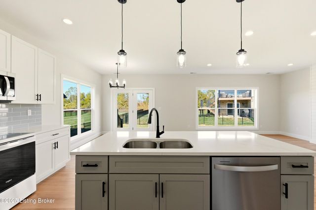 1160 Greens Dr, Simpsonville, KY 40067