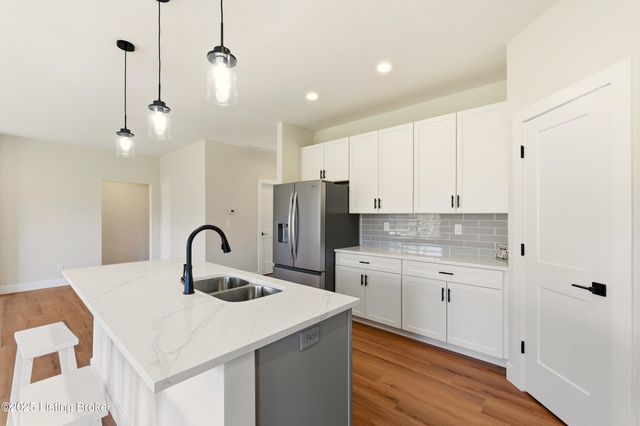 1160 Greens Dr, Simpsonville, KY 40067