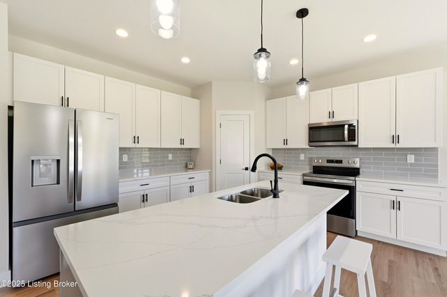 1160 Greens Dr, Simpsonville, KY 40067