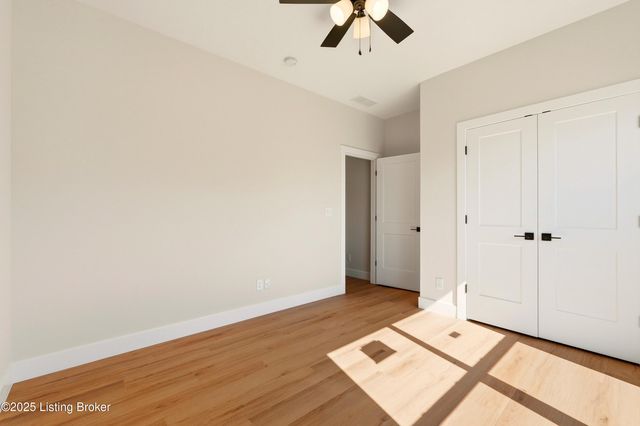 1160 Greens Dr, Simpsonville, KY 40067