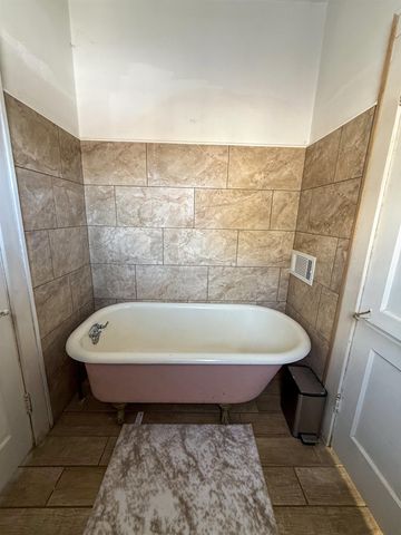 512 1ST ST NE, Minot, ND 58703