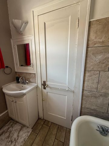 512 1ST ST NE, Minot, ND 58703