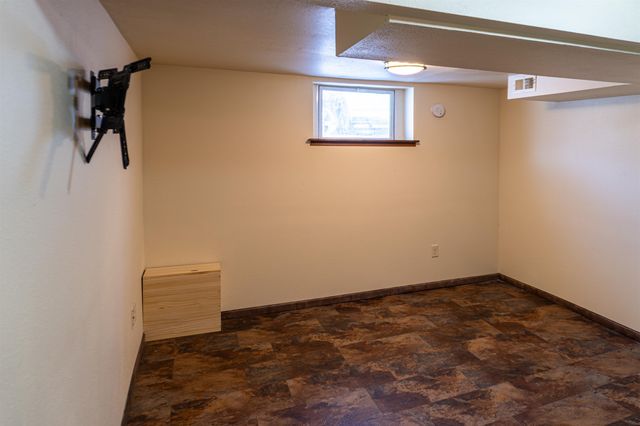 512 1ST ST NE, Minot, ND 58703