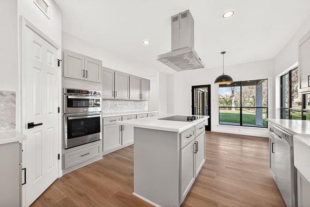 1627 S Hearthside Dr, Richmond, TX 77406