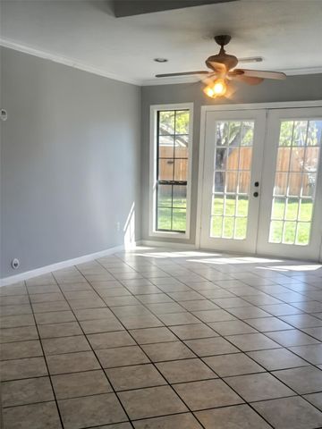 305 W Castle Harbour Drive, Friendswood, TX 77546