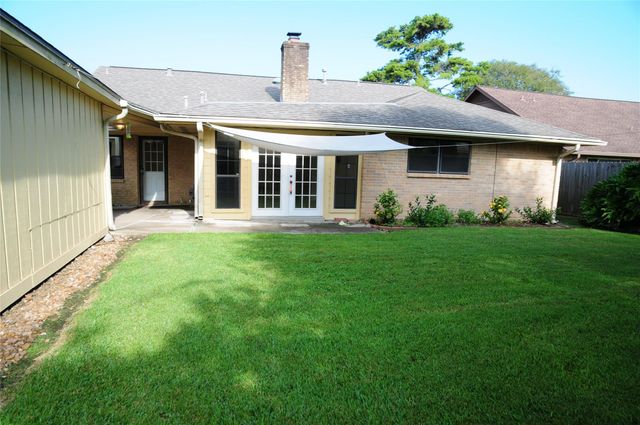 305 W Castle Harbour Drive, Friendswood, TX 77546