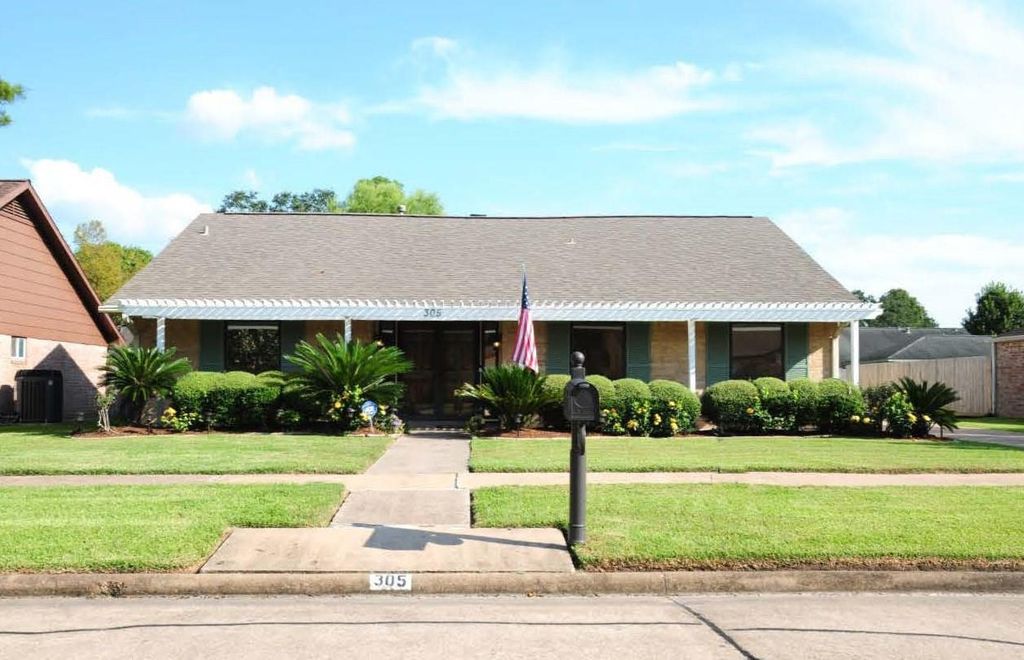 305 W Castle Harbour Drive, Friendswood, TX 77546