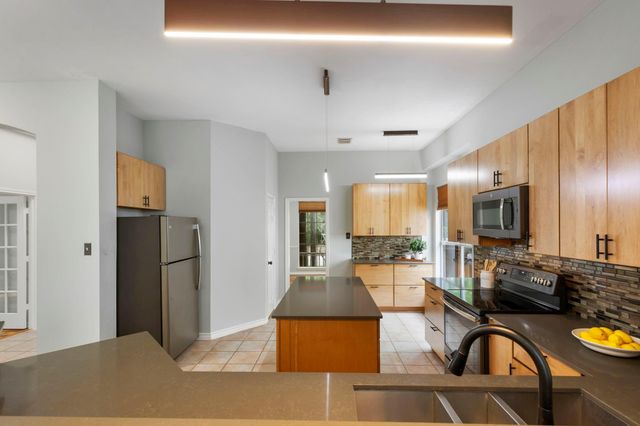 6 E Cottage Green Street, The Woodlands, TX 77382