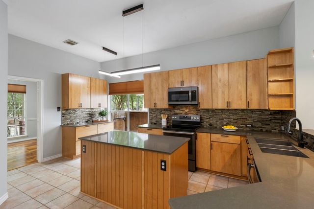 6 E Cottage Green Street, The Woodlands, TX 77382
