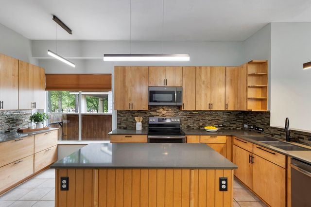 6 E Cottage Green Street, The Woodlands, TX 77382