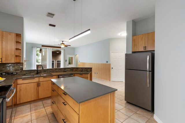 6 E Cottage Green Street, The Woodlands, TX 77382
