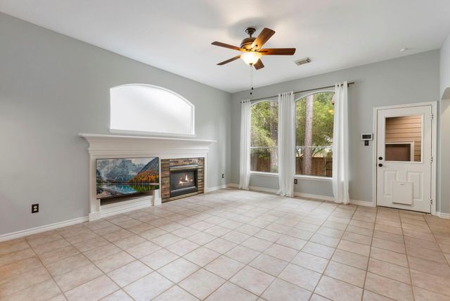 6 E Cottage Green Street, The Woodlands, TX 77382