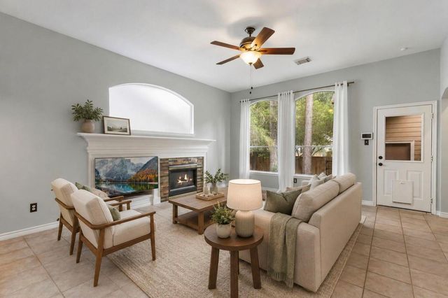 6 E Cottage Green Street, The Woodlands, TX 77382