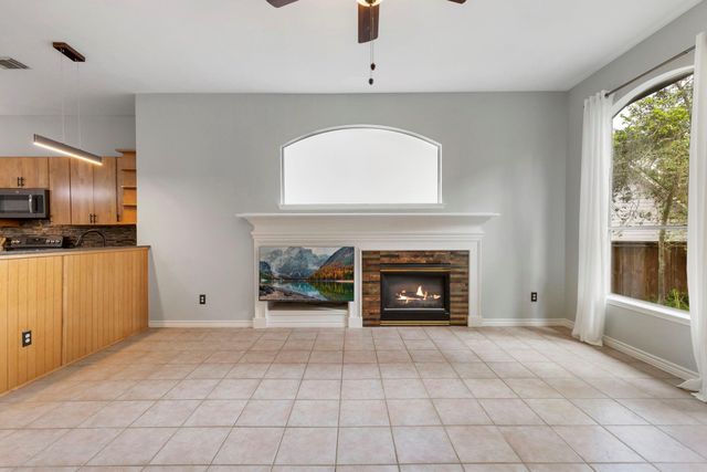 6 E Cottage Green Street, The Woodlands, TX 77382