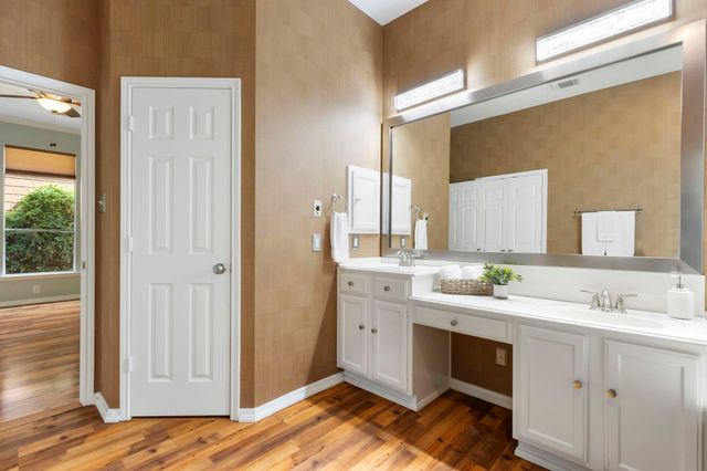 6 E Cottage Green Street, The Woodlands, TX 77382