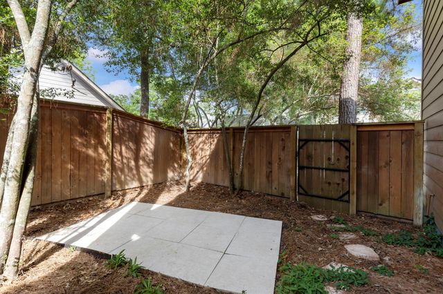 6 E Cottage Green Street, The Woodlands, TX 77382