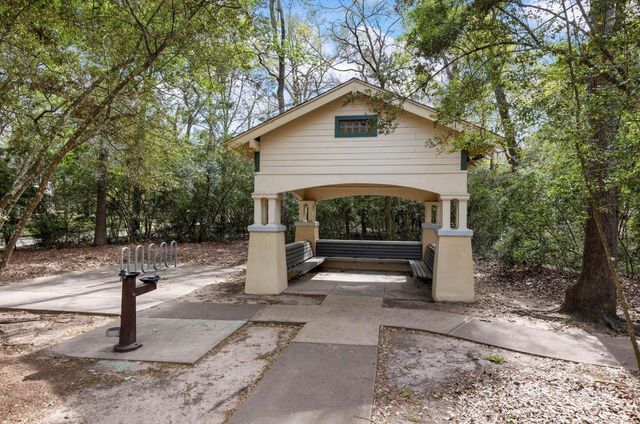 6 E Cottage Green Street, The Woodlands, TX 77382